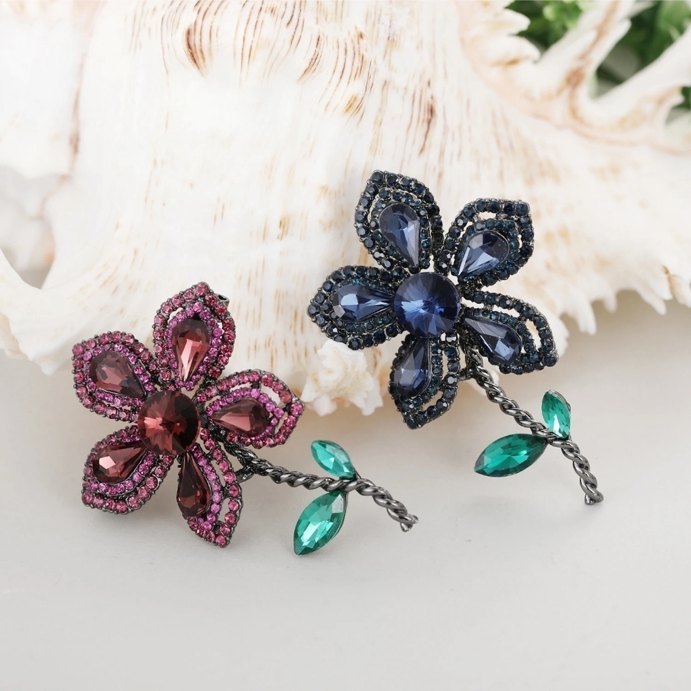 VQ Flower Brooch - Picture 3 of 6